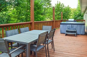 Campton Cottage w/ Hot Tub, Near Hiking + Climbing