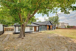 Cedar Hill Home w/ Fenced Patio, Grill & Foosball!