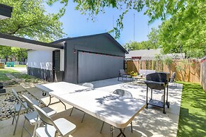 Cedar Hill Home w/ Fenced Patio, Grill & Foosball!