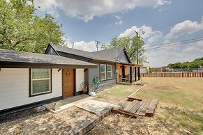 Cedar Hill Home w/ Fenced Patio, Grill & Foosball!