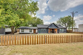 Cedar Hill Home w/ Fenced Patio, Grill & Foosball!