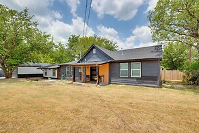 Cedar Hill Home w/ Fenced Patio, Grill & Foosball!