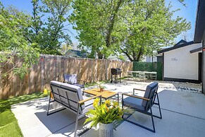 Cedar Hill Home w/ Fenced Patio, Grill & Foosball!