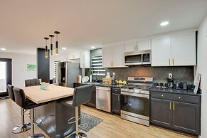 Cedar Hill Home w/ Fenced Patio, Grill & Foosball!