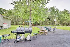 Poconos Family Home w/ Large Yard + Lake Access!