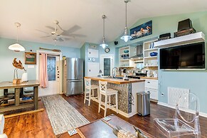 Walk to Pier: Bayside Getaway w/ Screened Balcony