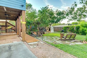 Walk to Pier: Bayside Getaway w/ Screened Balcony