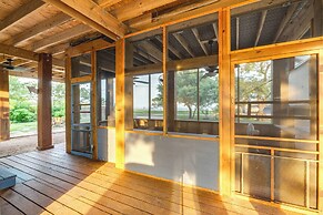 Walk to Pier: Bayside Getaway w/ Screened Balcony