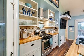 Walk to Pier: Bayside Getaway w/ Screened Balcony