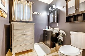 Walk to Pier: Bayside Getaway w/ Screened Balcony