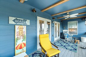 Walk to Pier: Bayside Getaway w/ Screened Balcony