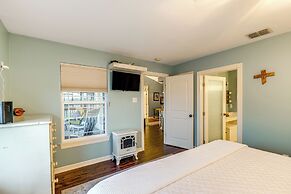 Walk to Pier: Bayside Getaway w/ Screened Balcony