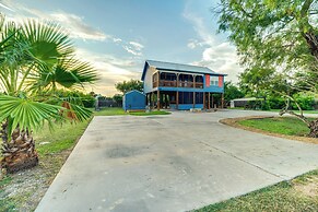 Walk to Pier: Bayside Getaway w/ Screened Balcony