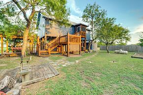 Walk to Pier: Bayside Getaway w/ Screened Balcony