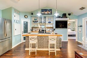 Walk to Pier: Bayside Getaway w/ Screened Balcony