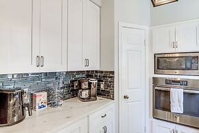 Houston Retreat w/ Smart Tvs: Walk to Golf Course!