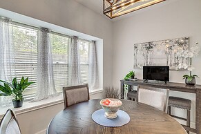 Houston Retreat w/ Smart Tvs: Walk to Golf Course!
