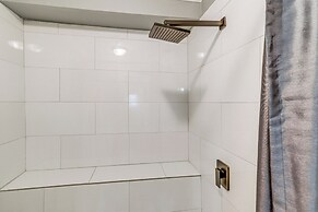 Houston Retreat w/ Smart Tvs: Walk to Golf Course!