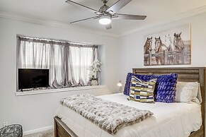 Houston Retreat w/ Smart Tvs: Walk to Golf Course!