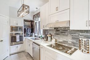 Houston Retreat w/ Smart Tvs: Walk to Golf Course!