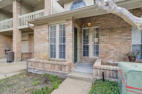 Houston Retreat w/ Smart Tvs: Walk to Golf Course!