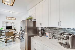 Houston Retreat w/ Smart Tvs: Walk to Golf Course!