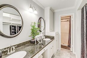 Houston Retreat w/ Smart Tvs: Walk to Golf Course!