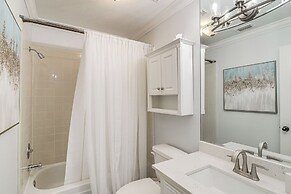 Houston Retreat w/ Smart Tvs: Walk to Golf Course!