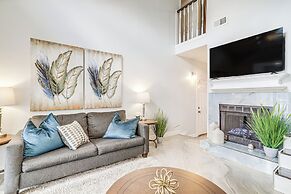 Houston Retreat w/ Smart Tvs: Walk to Golf Course!