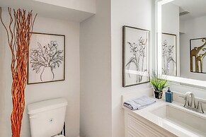 Houston Retreat w/ Smart Tvs: Walk to Golf Course!