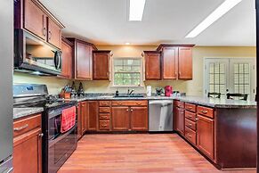 Flippin Haven: Spacious & Cozy Retreat 3 Bedroom Home by RedAwning