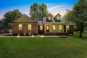 Flippin Haven: Spacious & Cozy Retreat 3 Bedroom Home by RedAwning