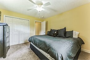 Flippin Haven: Spacious & Cozy Retreat 3 Bedroom Home by RedAwning