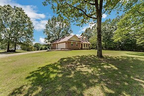 Flippin Haven: Spacious & Cozy Retreat 3 Bedroom Home by RedAwning