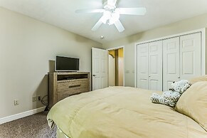 Flippin Haven: Spacious & Cozy Retreat 3 Bedroom Home by RedAwning