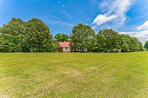 Flippin Haven: Spacious & Cozy Retreat 3 Bedroom Home by RedAwning