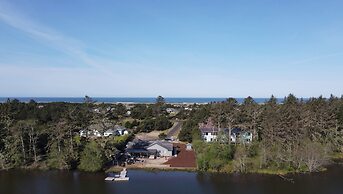 Gearhart Lakefront Oasis