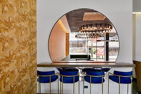 w Elegant 1BR w/ Great Deco in Unicentro