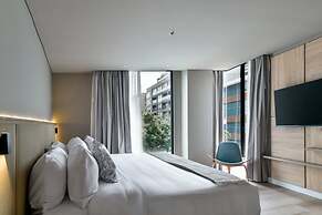 w Stunning 1BR w/ Radiant Deco in Unicentro