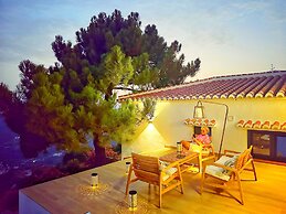 Housesleeps5-parking-balcony-fireplace-seaview