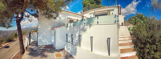 Housesleeps5-parking-balcony-fireplace-seaview