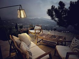 Housesleeps5-parking-balcony-fireplace-seaview