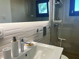 Housesleeps5-parking-balcony-fireplace-seaview