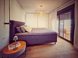 Housesleeps5-parking-balcony-fireplace-seaview