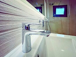 Housesleeps5-parking-balcony-fireplace-seaview