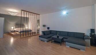 Cinema Zeus Studios - By Avelink