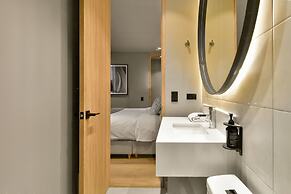 w Illustrious 1BR w/ Great Balcony in Unicentro