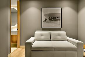 w Illustrious 1BR w/ Great Balcony in Unicentro