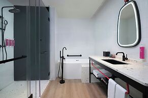 Moxy Ningbo Old Bund