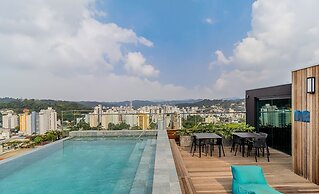 RUP Studios Equipados em Prédio Piscina